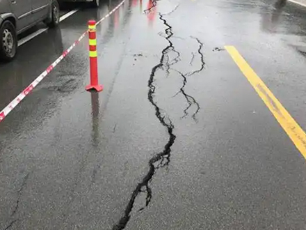 裂缝产生的原因及对应养护措施